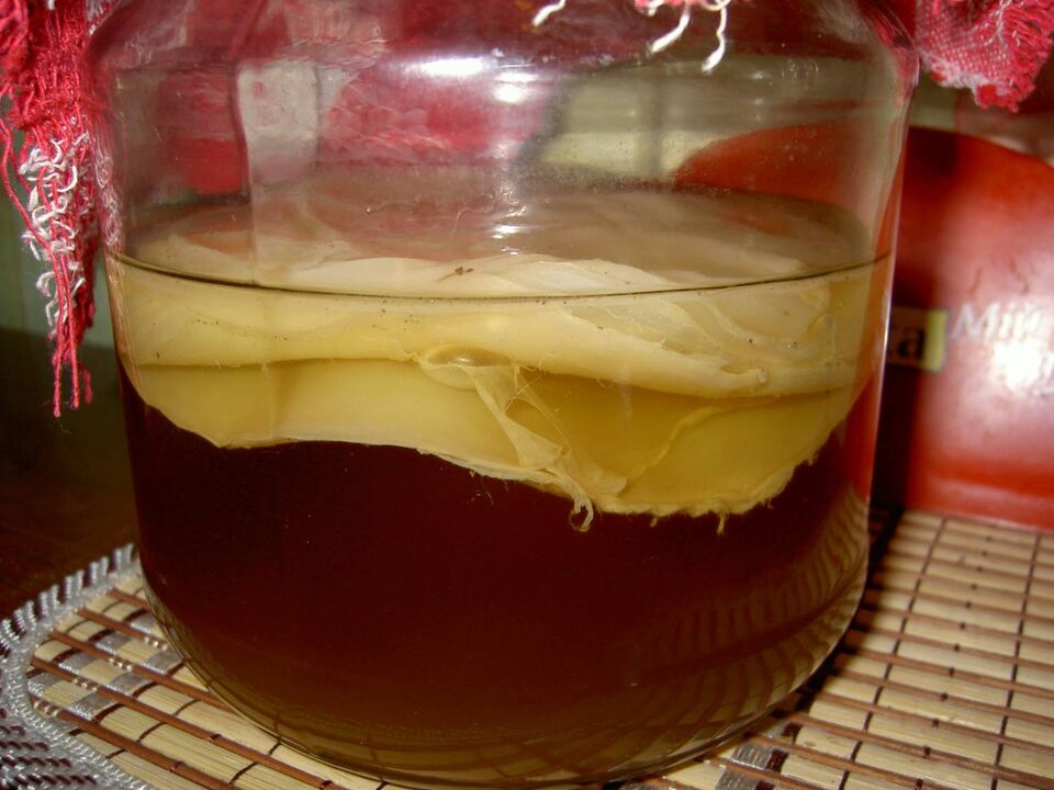 Kombucha este un remediu eficient pentru ciuperca piciorului. 